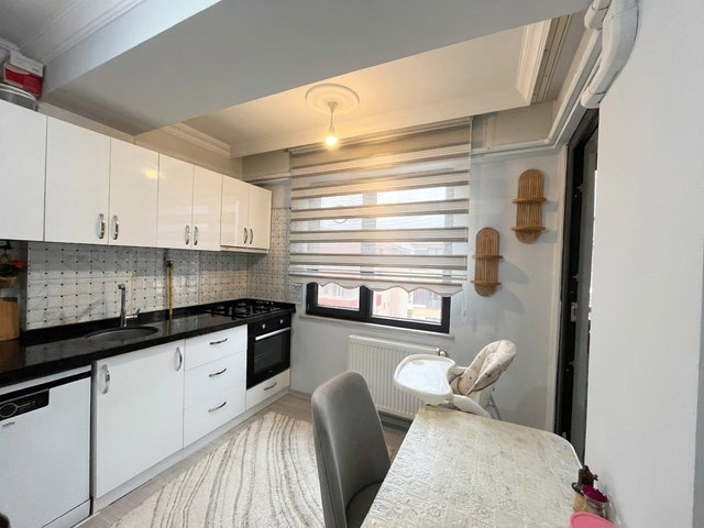 BİGA ÇİÇEKLİDEDE CADDE ÜZERİNDE, KONUMUYLA ÖNE ÇIKAN SATILIK 2+1 DAİRE!