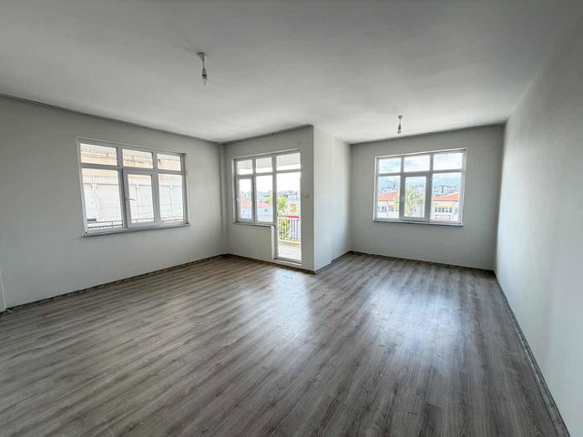 CADDE ÜZERİNDE ASANSÖRLÜ KİRALIK 2+1 AYRI MUTFAKLI