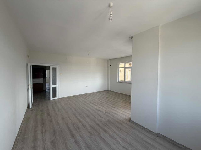 CADDE ÜZERİNDE ASANSÖRLÜ KİRALIK 2+1 AYRI MUTFAKLI