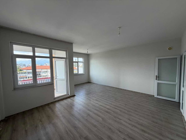 CADDE ÜZERİNDE ASANSÖRLÜ KİRALIK 2+1 AYRI MUTFAKLI
