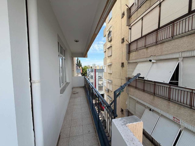 CADDE ÜZERİNDE ASANSÖRLÜ KİRALIK 2+1 AYRI MUTFAKLI