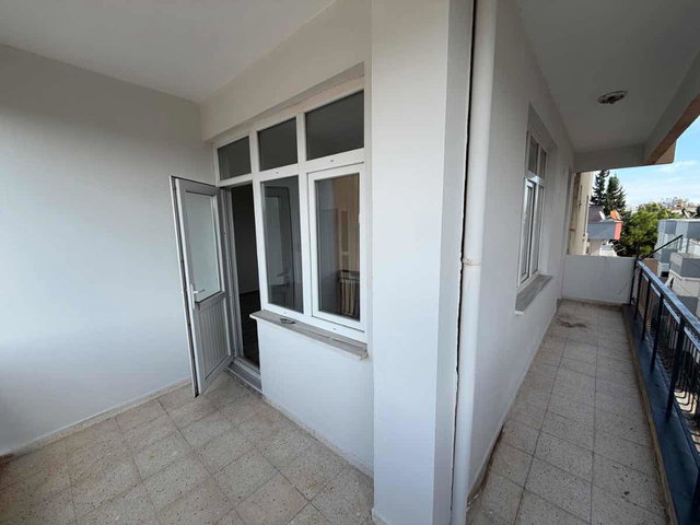 CADDE ÜZERİNDE ASANSÖRLÜ KİRALIK 2+1 AYRI MUTFAKLI