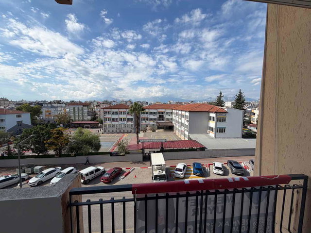 CADDE ÜZERİNDE ASANSÖRLÜ KİRALIK 2+1 AYRI MUTFAKLI