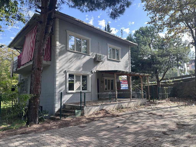 BAŞİSKELE’DE 2+1 KİRALIK DAİRE | MÜSTAKİL BİNANIN YÜKSEK GİRİŞ, DOĞALGAZ KOMBİ, BALKONLU