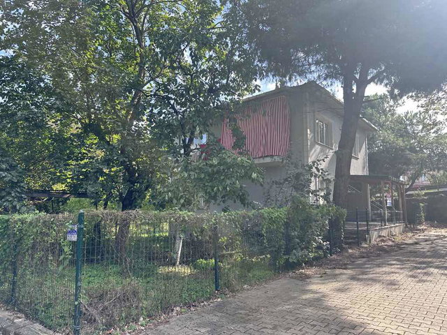 BAŞİSKELE’DE 2+1 KİRALIK DAİRE | MÜSTAKİL BİNANIN YÜKSEK GİRİŞ, DOĞALGAZ KOMBİ, BALKONLU