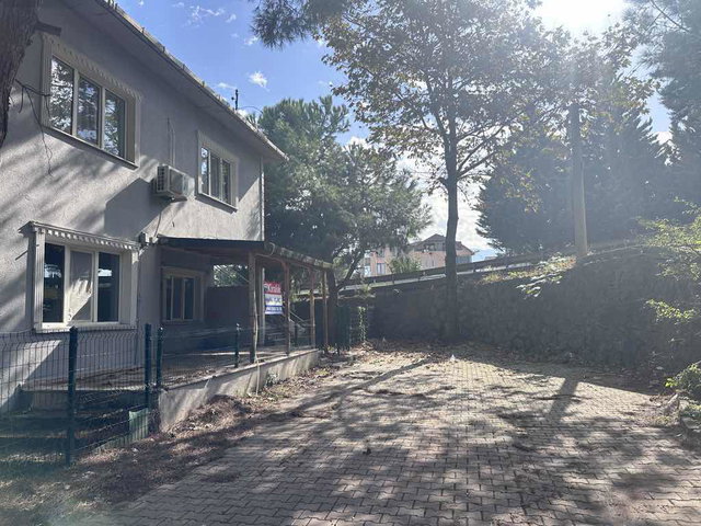 BAŞİSKELE’DE 2+1 KİRALIK DAİRE | MÜSTAKİL BİNANIN YÜKSEK GİRİŞ, DOĞALGAZ KOMBİ, BALKONLU
