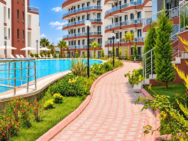 HAVUZ VE DENİZ MANZARALI SİTE İÇERİSİNDE EŞYALI 1+1