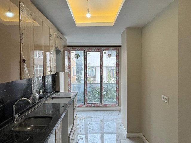 AVCILAR AMBARLI’DA SIFIR 3+1  PAZARA YAKIN BALKONLU SATILIK DAİRE