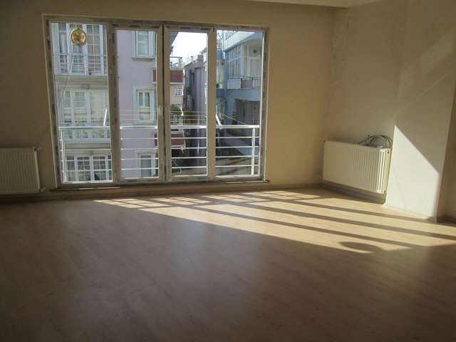 AVCILAR SAHİLE YAKIN 2+1 SATILIK ARA KAT DAİRE