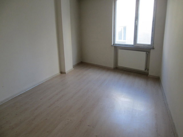 AVCILAR SAHİLE YAKIN 2+1 SATILIK ARA KAT DAİRE