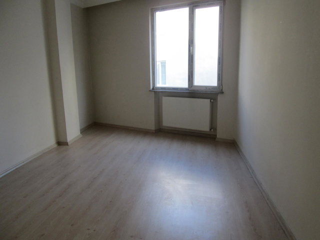 AVCILAR SAHİLE YAKIN 2+1 SATILIK ARA KAT DAİRE