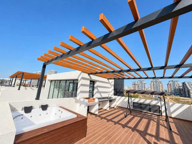 İSKELE’DE JAKUZİLİ VE TERASLI KİRALIK STÜDYO PENTHOUSE
