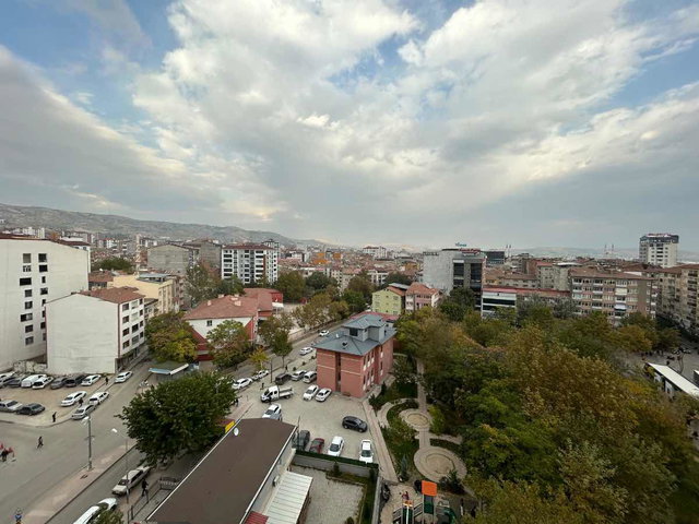 REMAX DOĞUDAN ŞEHRİN GÖBEĞİNDE MANZARALI SIFIR DAİRE