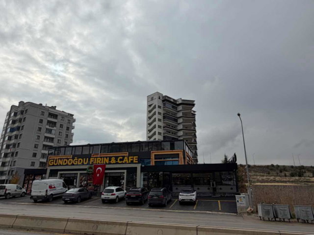 YAŞAMKENTTE KATTA TEK DAİRE 5+1 NET 250 M2