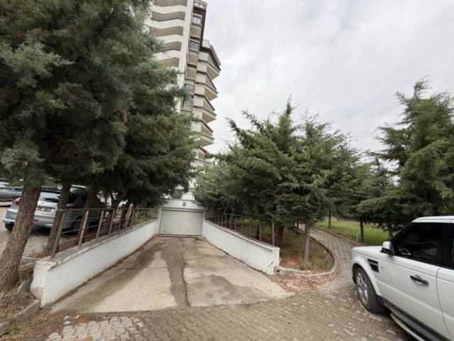 YAŞAMKENTTE KATTA TEK DAİRE 5+1 NET 250 M2