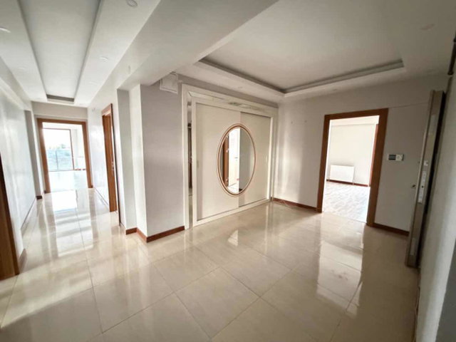 YAŞAMKENTTE KATTA TEK DAİRE 5+1 NET 250 M2