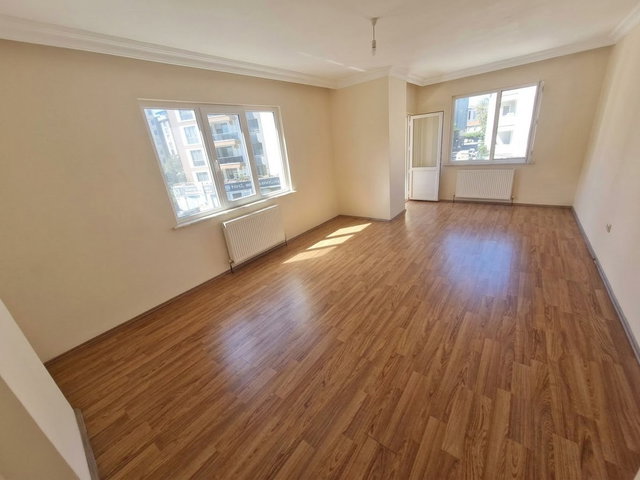 KURTKÖY MERKEZDE 2+1 BALKONLU 87M² ARAKAT