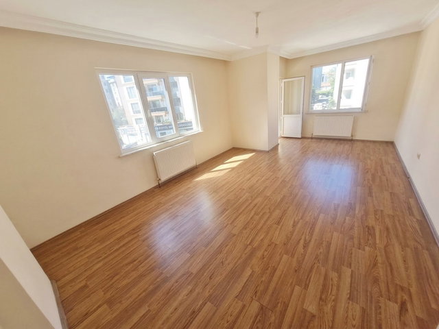 KURTKÖY MERKEZDE 2+1 BALKONLU 87M² ARAKAT
