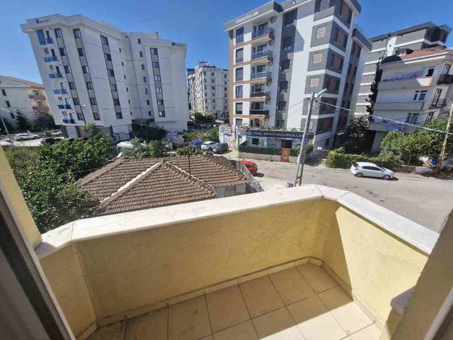 KURTKÖY MERKEZDE 2+1 BALKONLU 87M² ARAKAT
