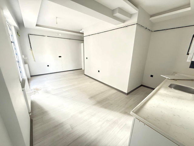 REMAX İLKE'DEN DADAŞKENT'TE ANAYOL ÜZERİ 2+0 SATILIK DAİRE