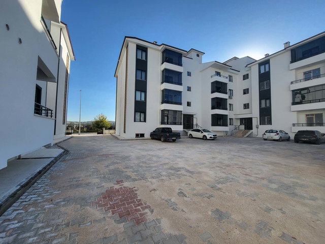 REMAX DEĞİŞİM-ATAŞEHİR MAH.DE SATILIK 2+0 YENİ DAİRE.