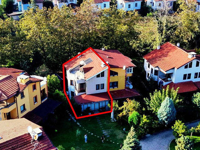 SAPANCA ÇAYİÇİ'NDE HAVUZLU SİTEDE 250 M² NET, ÖZEL BAHÇELİ VİLLA