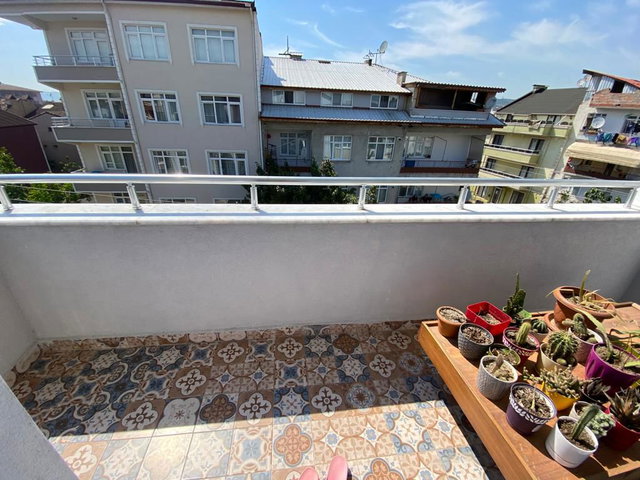İZMİT YENİŞEHİR KONAK HASTANESİ MEVKİİNDE İÇİ YAPILI 2+1 KİRALIK DAİRE
