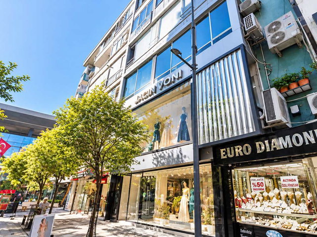 BAKIRKÖY ÇARŞIDA 2.ARAKAT 3+1 GENİŞ 130 M2
