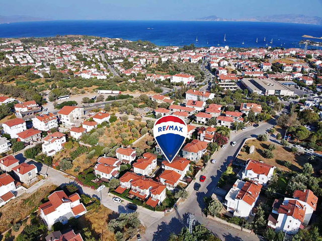 DATÇA İSKELE MAHALLESİ'NDE MERKEZİ KONUMDA KÖŞE BAHÇELİ 1+1