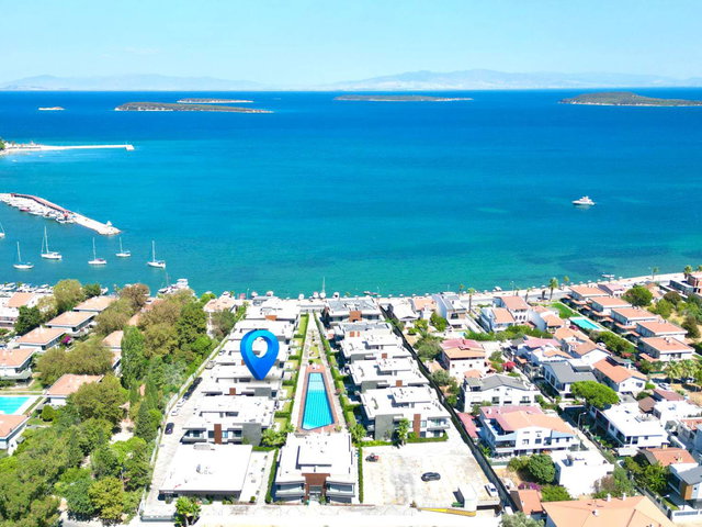 ÇEŞMEALTINDA DENIZE SIFIR SITE  3+1  TERASLI DAIRE