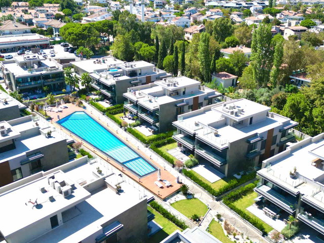 ÇEŞMEALTINDA DENIZE SIFIR SITE  3+1  TERASLI DAIRE