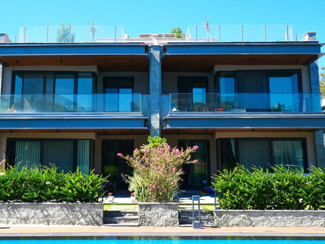 ÇEŞMEALTINDA DENIZE SIFIR SITE  3+1  TERASLI DAIRE