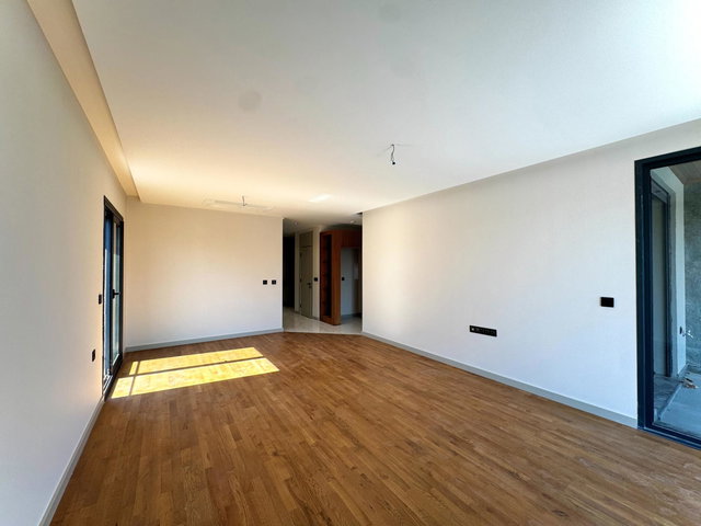 ÇEŞMEALTINDA DENIZE SIFIR SITE  3+1  TERASLI DAIRE