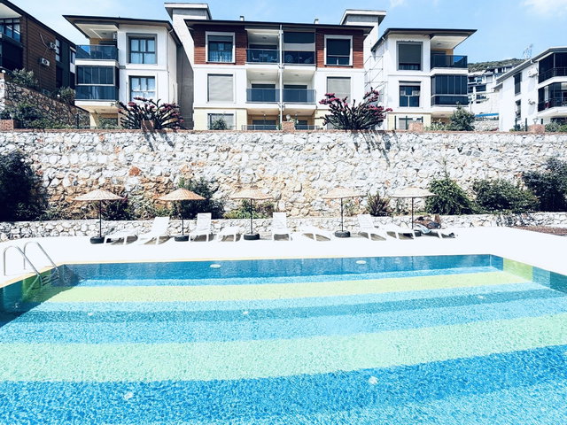 DİDİM’DE HAVUZLU SİTEDE 2+1 EŞYALI, ÇİFT  BALKONLU DENİZ MANZARALI DAİRE