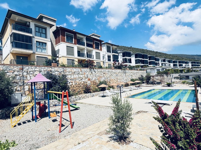 DİDİM’DE HAVUZLU SİTEDE 2+1 EŞYALI, ÇİFT  BALKONLU DENİZ MANZARALI DAİRE