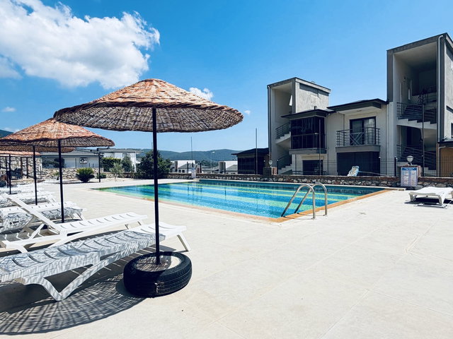 DİDİM’DE HAVUZLU SİTEDE 2+1 EŞYALI, ÇİFT  BALKONLU DENİZ MANZARALI DAİRE
