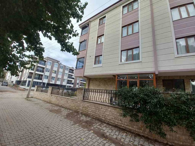 GÖMEÇ’TE 3+1 | 90 M² NET | BAHÇE KATI | DOĞALGAZ KOMBİLİ | BALKONLU KİRALIK DAİRE