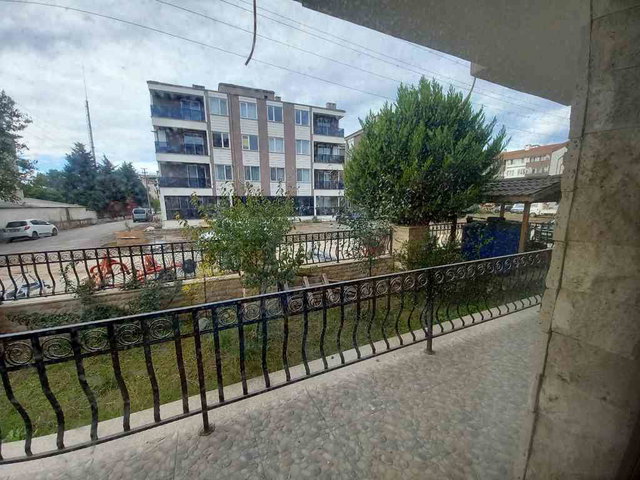 GÖMEÇ’TE 3+1 | 90 M² NET | BAHÇE KATI | DOĞALGAZ KOMBİLİ | BALKONLU KİRALIK DAİRE