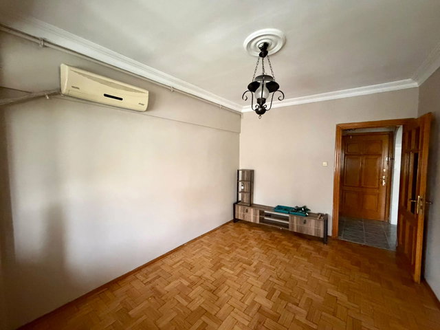 ZEYNEP KAMİL HASTANE KARŞISI BEKARA UYGUN BAKIMLI KİRALIK 3+1