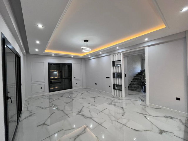 REMAX MODEL DEN TÜİK BİNASINA YAKIN 370M² 10+1 SATILIK VİLLA