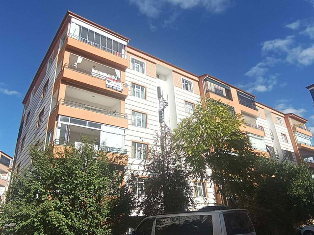 REMAX DEĞİŞİM DOĞU KENT SARAY EVLERİ’NDE 3+1 | 145 M² NET | 3 CEPHE | KREDİYE UYGUN