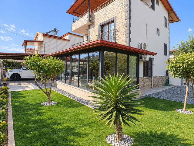 MERKEZİ KONUMLU MUHTEŞEM 5+1 BAHÇELİ VİLLA