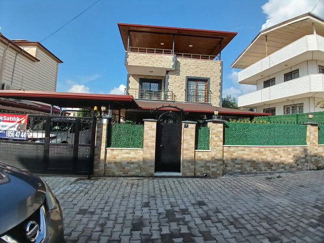 MERKEZİ KONUMLU MUHTEŞEM 5+1 BAHÇELİ VİLLA