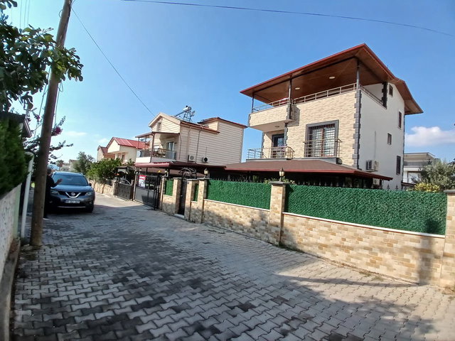 MERKEZİ KONUMLU MUHTEŞEM 5+1 BAHÇELİ VİLLA