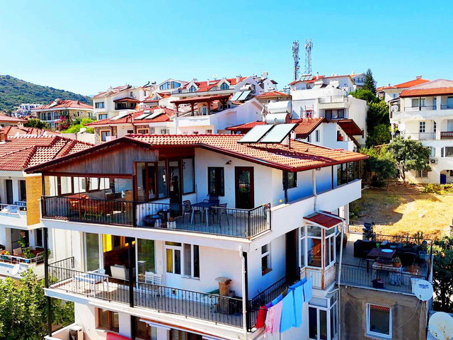 DATÇA MERKEZDE DÖNEMSEL KİRALIK 1+1 FULL PANORAMİK DENİZ MANZARALI VE EŞYALI DAİRE