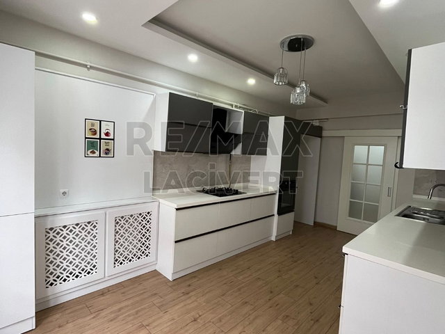 RE/MAX LACIVERT'TEN ŞEHİR HASTANESİ KARŞISINDA KİRALIK 3+1 DAIRE