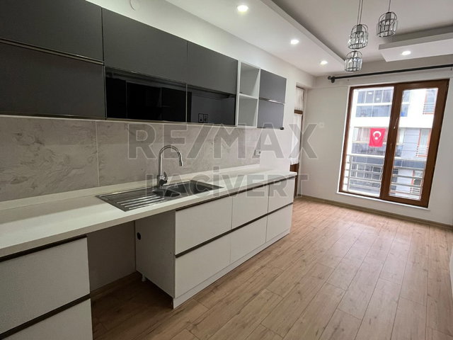 RE/MAX LACIVERT'TEN ŞEHİR HASTANESİ KARŞISINDA KİRALIK 3+1 DAIRE