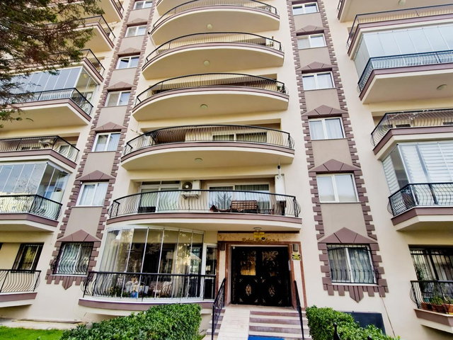 BORNOVA MANSUROĞLU'DA 156M2. EBEVENY BANYOLU KİRALIK 3+1 DAİRE