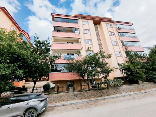 KURUMSALDAN ABDULLAHPAŞA SİTE İÇİ ARA KAT KİRALIK 3+1 DAİRE