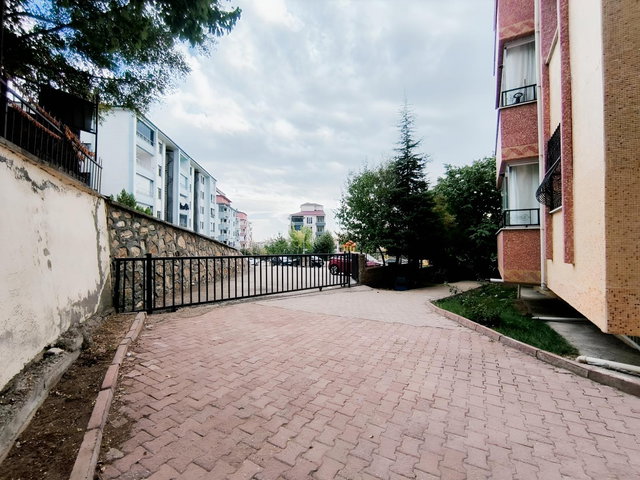 KURUMSALDAN ABDULLAHPAŞA SİTE İÇİ ARA KAT KİRALIK 3+1 DAİRE